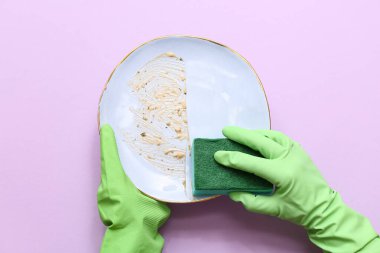 Ellerin leylak arka planda bulaşık yıkıyor.