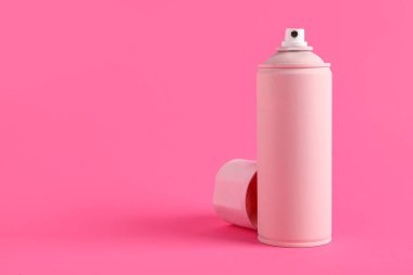 Pembe arka planda sprey boya kutusu