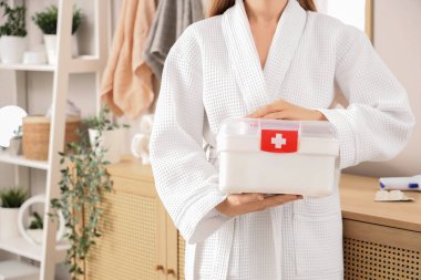 Banyoda ilk yardım çantası olan kadın, yakın plan.