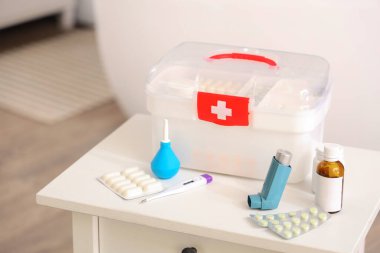 Banyodaki masada tıbbi malzemeler olan ilk yardım çantası, yakın çekim.