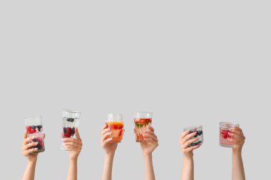 Hafif arkaplanda kaynaşmış su bulunan birçok el