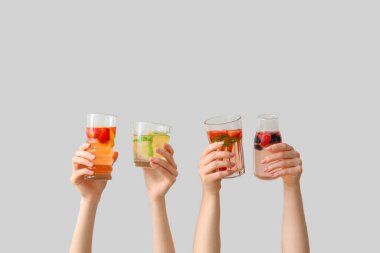 Hafif arkaplanda kaynaşmış su bulunan birçok el