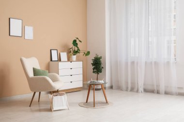 Koltuk, sehpa ve çekmeceler oturma odasında.