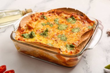 Hafif arka planda lezzetli enchilada ile cam pişirme tabağı