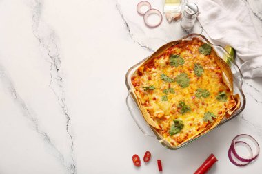 Lezzetli enchilada ve hafif arkaplanda baharatlar ile kompozisyon