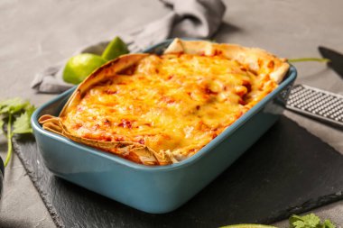 Masada lezzetli enchilada ile pişirme yemeği