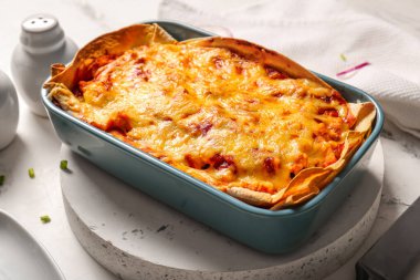 Işık masasında lezzetli enchilada ile pişirme tabağı