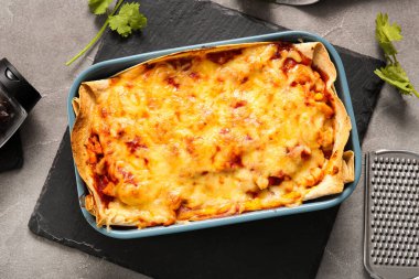 Grunge arka planında lezzetli enchilada ile yemek pişirme