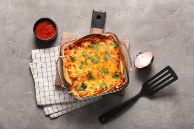 Lezzetli enchilada ve grunge soslu fırın yemeği.