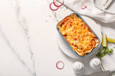 Lezzetli enchilada ve hafif arkaplanda baharatlar ile kompozisyon