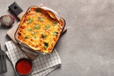 Lezzetli enchilada ve grunge soslu fırın yemeği.