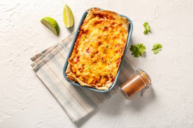 Lezzetli enchilada ve hafif arkaplanda baharatlar ile pişirme yemeği