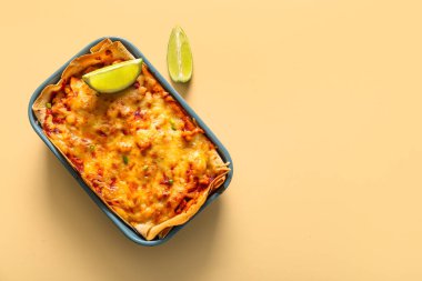Lezzetli enchilada ve limon renginde fırın yemeği.