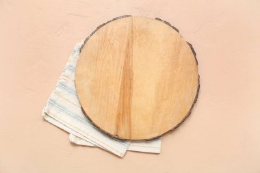 Bej arka planda ahşap kesim tahtası