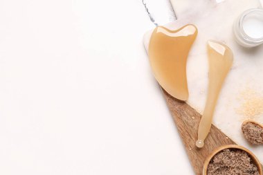 Tepsi, yüz masajı araçları ve mermer arka planda deniz tuzu ile güzel kompozisyon, yakın çekim