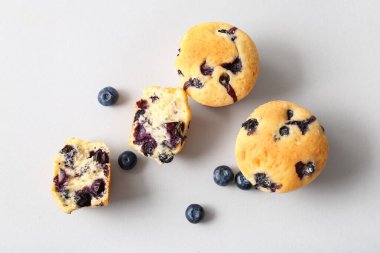 Hafif arkaplanda lezzetli yaban mersinli kekler.