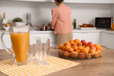 Mutfaktaki masada kayısı ve meyve suyu dolu bir tepsi. Yakın çekim.