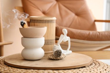 Palo Santo ile bovling, odada tütsü ve biblo, yakın plan.