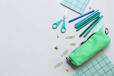 Gri arkaplanda kırtasiye malzemesi olan kompozisyon