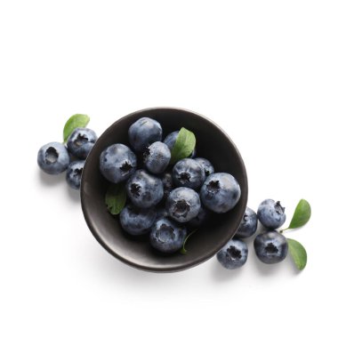 Beyaz arka planda olgun yaban mersini kasesi, yakın plan.