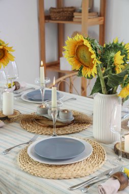 Servis masasında güzel ayçiçekleri olan vazolar