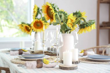 Güzel ayçiçekleriyle servis edilen yemek masası.