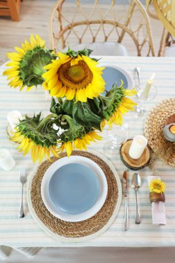 Ayçiçekli masa. Üst görünüm