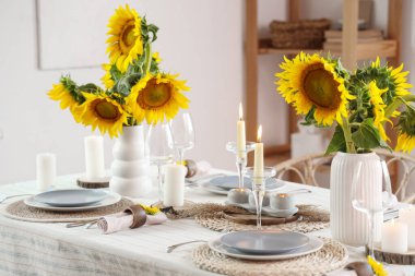 Yemek odasında ayçiçekli masa ayarları.