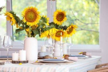 Vazolarda ayçiçekleri olan modern masa.