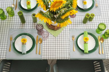 Ayçiçekli güzel bir masa. Üst görünüm