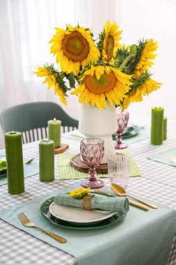 Ayçiçekli güzel bir masa.