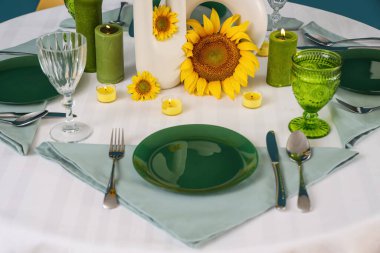 Ayçiçekli modern masa ayarları