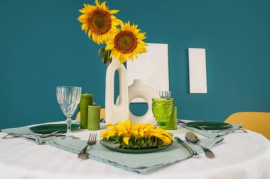 Tabağında ayçiçeği olan güzel bir masa.