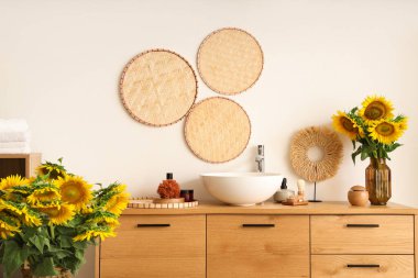 Banyo içlerindeki vazolarda ayçiçekleri