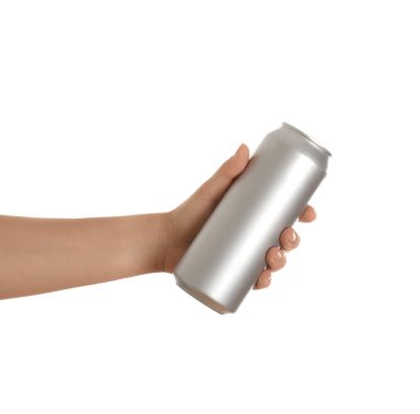 Beyaz arka planda taze bira kutusuyla kadın eli.