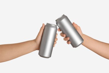 Beyaz arka planda taze bira kutularıyla kadın elleri.