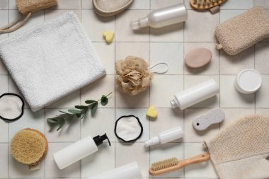 Farklı banyo malzemelerine ve hafif fayanslı kozmetik ürünlere sahip kompozisyon