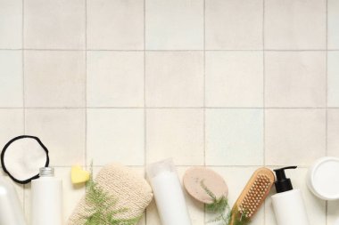 Farklı banyo malzemelerine ve hafif fayanslı kozmetik ürünlere sahip kompozisyon