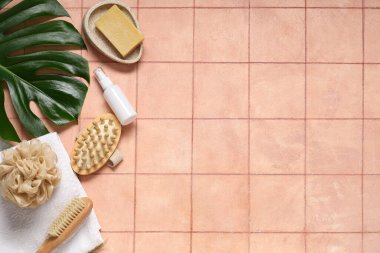 Farklı banyo malzemelerine ve arka planda palmiye yaprağına sahip kompozisyon