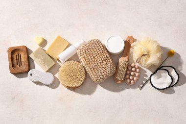 Hafif arka planda kozmetik ürünleri ve banyo malzemeleriyle kompozisyon