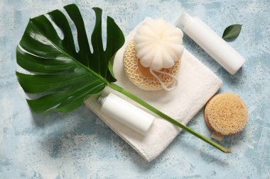 Banyo malzemeleri, kozmetik ürünler ve renk arkaplan üzerinde palmiye yaprağı bileşimi