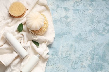 Renkli grunge arka planda banyo malzemeleri ve kozmetik ürünleri ile kompozisyon