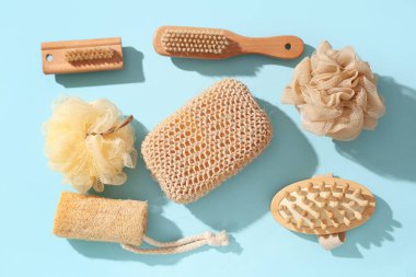 Farklı banyo süngerleri ve renk arkaplanda masaj fırçaları olan kompozisyon