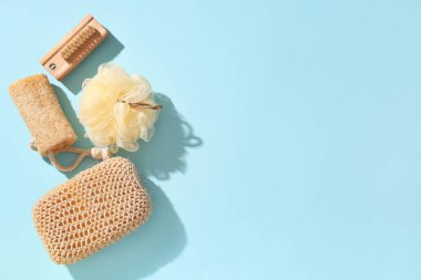 Arka planda banyo süngeri ve masaj fırçaları