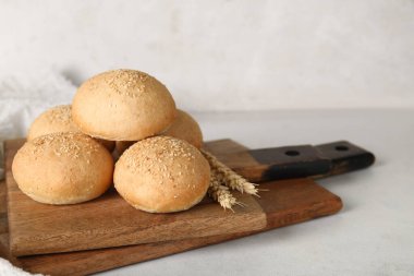 Tahta tahta tahta tahtada susam tohumları ve beyaz arka planda buğday.