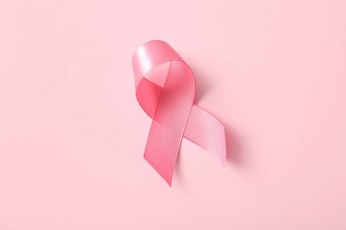Renkli arka planda pembe kurdele. Göğüs kanseri farkındalığı konsepti