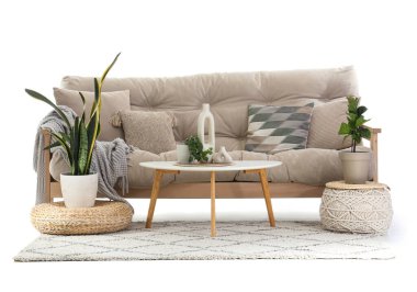 Masalı bej kanepe ve beyaz arka planda puf.