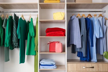 Renkli elbiseli butiğin içi.