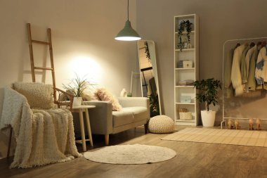 Parlayan lamba, kanepe ve koltuklu salonun içi.