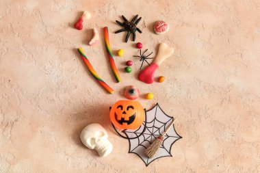 Renkli arka planda Cadılar Bayramı için farklı ikramlara ve dekorasyonlara sahip kompozisyon